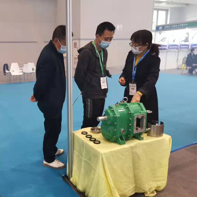 我司于2021世界豬業(yè)重慶博覽會(huì)展出新產(chǎn)品雙軸剪切機(jī)并與客戶進(jìn)行技術(shù)交流 我司于2021世界豬業(yè)重慶博覽會(huì)展出新產(chǎn)品雙軸剪切機(jī)并與客戶進(jìn)行技術(shù)交流